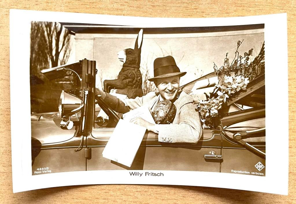 Willy Fritsch in cabrio met paashaas, Ophalen of Verzenden, 1920 tot 1940, Ongelopen, Sterren en Beroemdheden