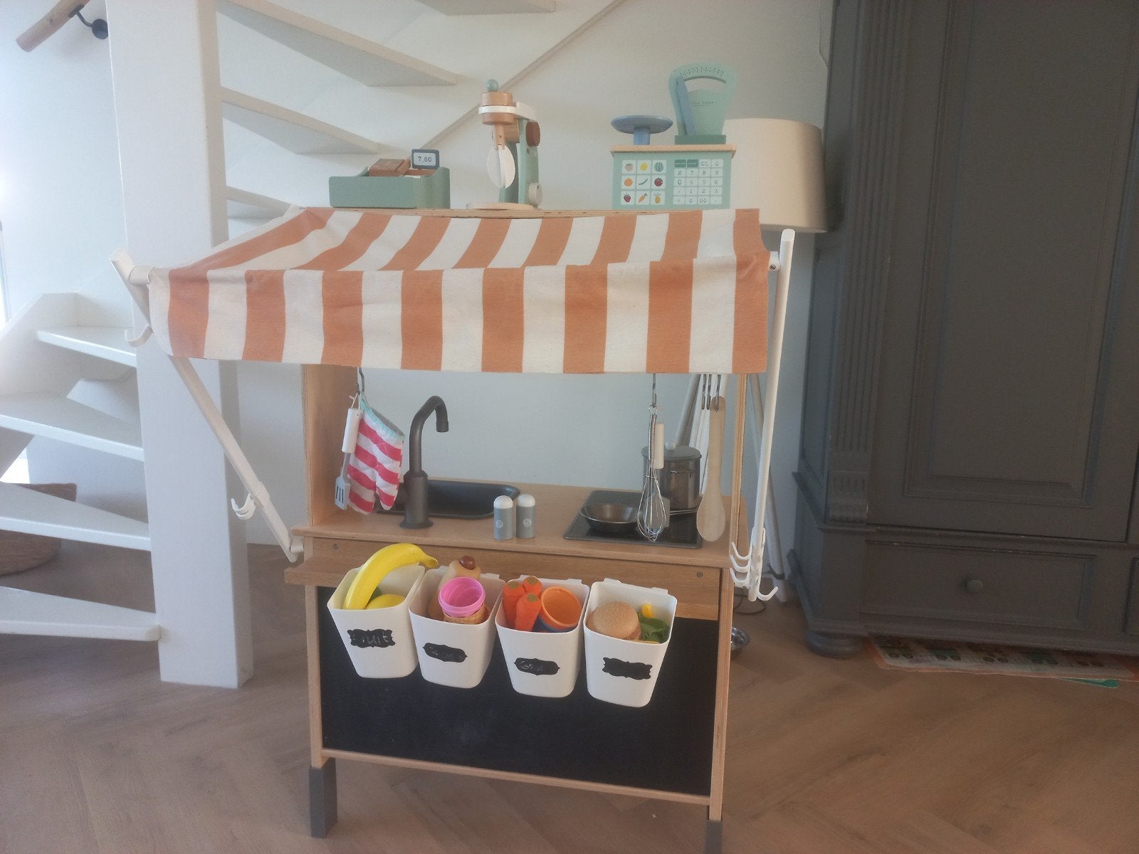 Houten Speelkeuken èn Winkelkraam met accesoires, Kinderen en Baby's, Speelgoed | Speelkeukens, Ophalen of Verzenden, Gebruikt