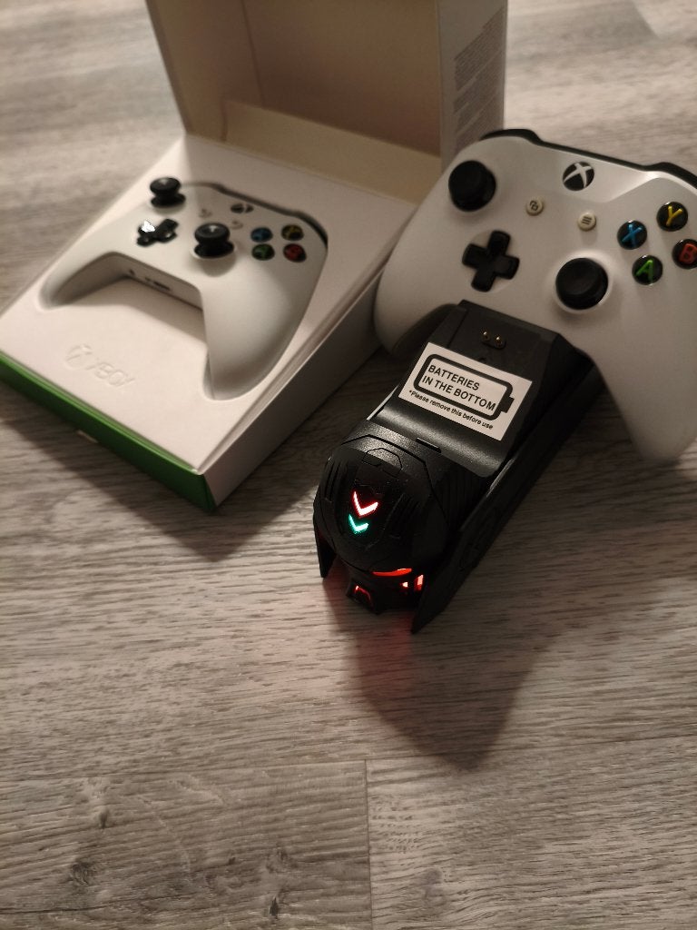 2x XBOX Draadloze Controller 2x5520mWh + laadstation, Spelcomputers en Games, Gebruikt, Ophalen of Verzenden, Controller, Draadloos