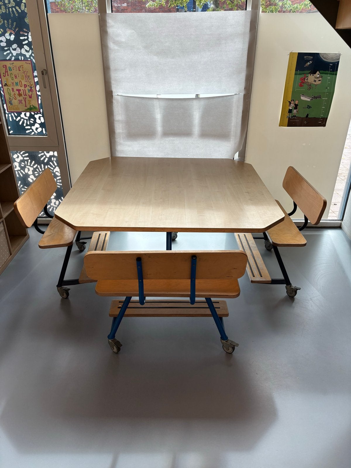 Stevige schooltafel met bankjes op wieltjes, Ophalen, Gebruikt, Hout