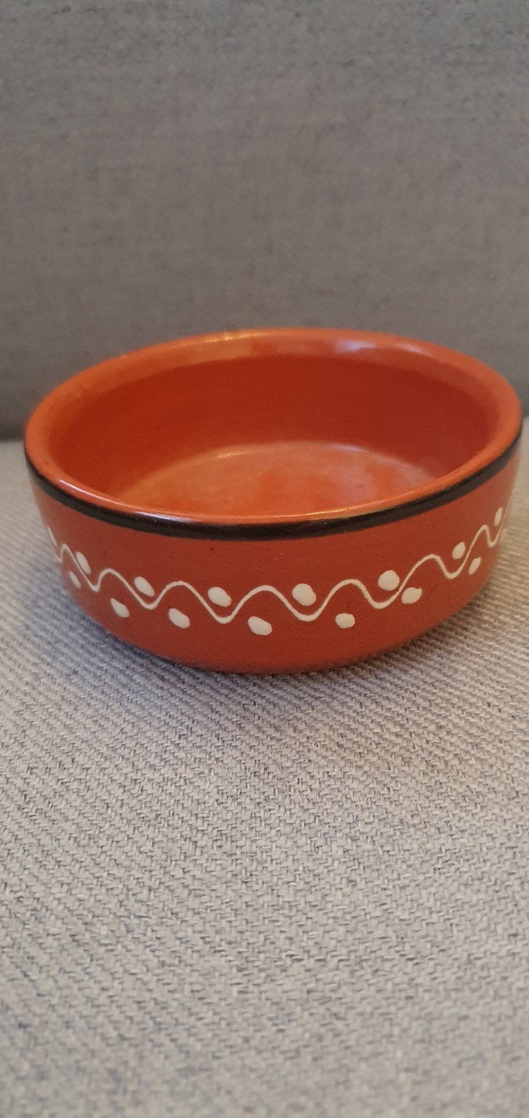 Decoratieve aardewerken schaal - 9 cm diameter, Antiek en Kunst, Antiek | Schalen, Ophalen of Verzenden