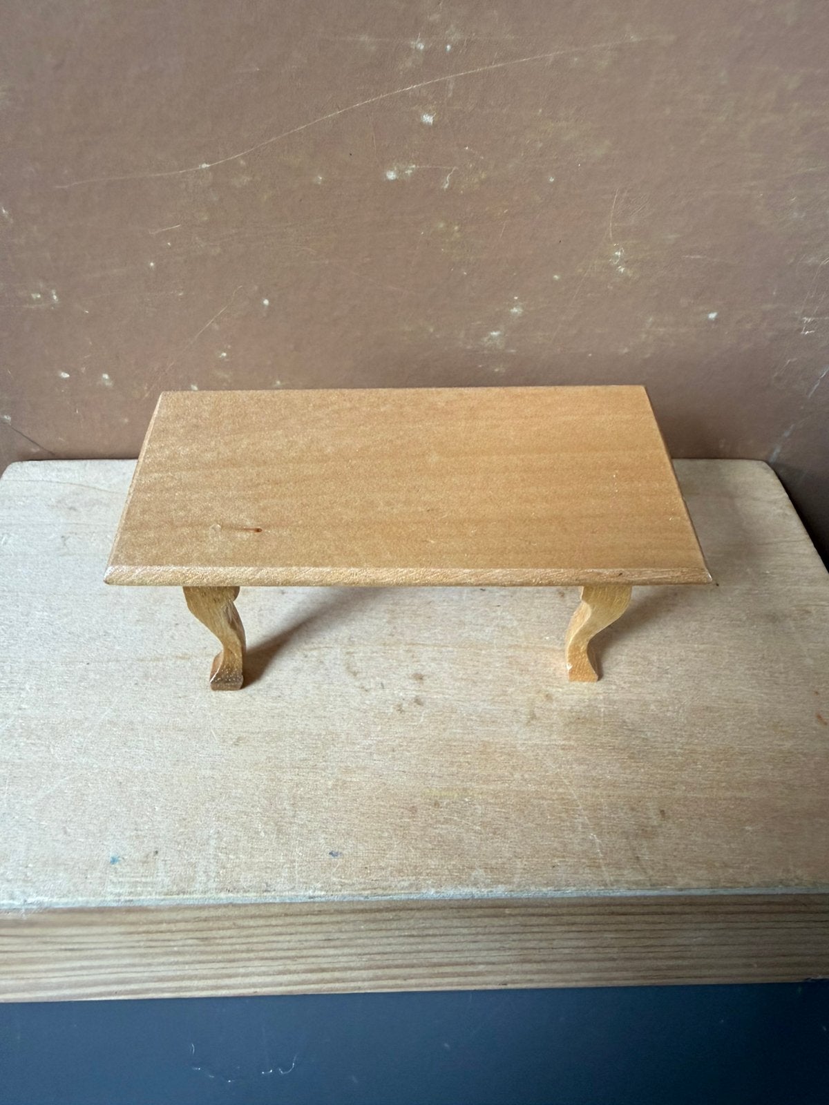 Bijzettafel tafel bankje - hxbxd 4.3x8.8x4.3cm - hout, Ophalen of Verzenden, Zo goed als nieuw, Poppenhuis