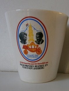 Beker huwelijk Beatrix en Claus, Ophalen of Verzenden, Zo goed als nieuw, Nederland, Servies