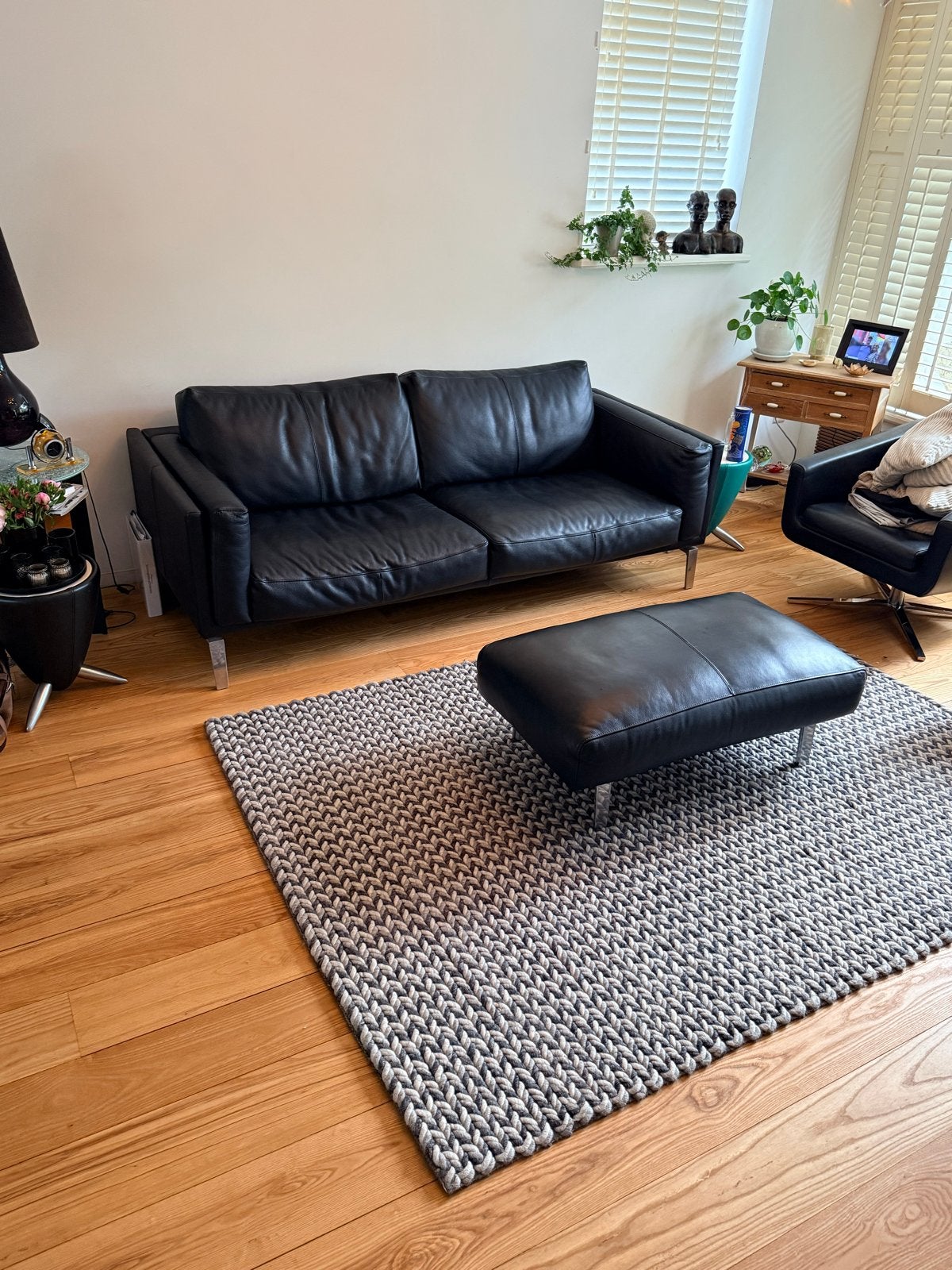Leolux Bellice bank in zwart senso leer met poef, Huis en Inrichting, Ophalen, Gebruikt, Tweepersoons, Rechte bank