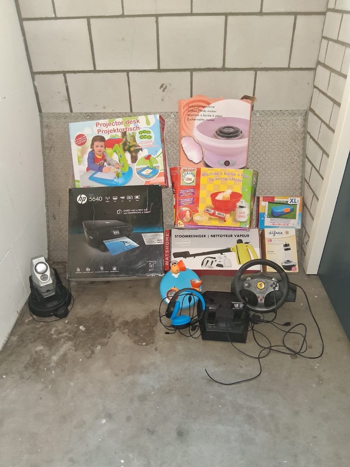 veel spullen weinig/nooit gebruikt, apart kopen is mogelijk, Ophalen, Zo goed als nieuw