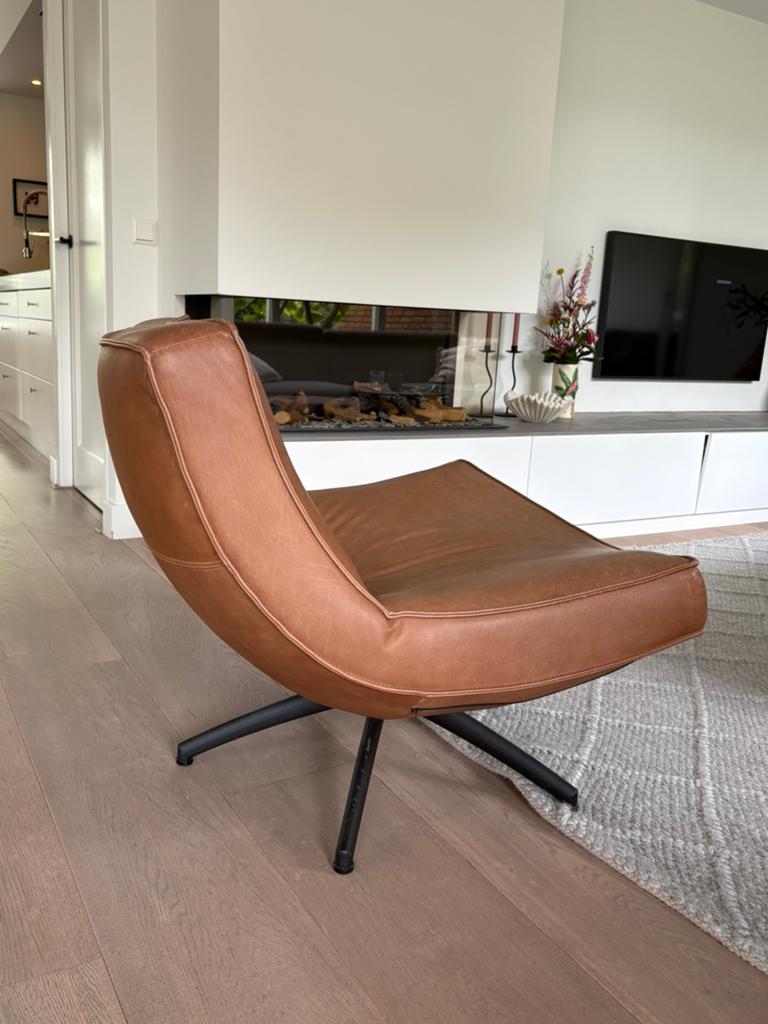 Draaifeauteuil cognac met zwarte poot, Huis en Inrichting, Fauteuils, Ophalen, Zo goed als nieuw, 50 tot 75 cm, Leer