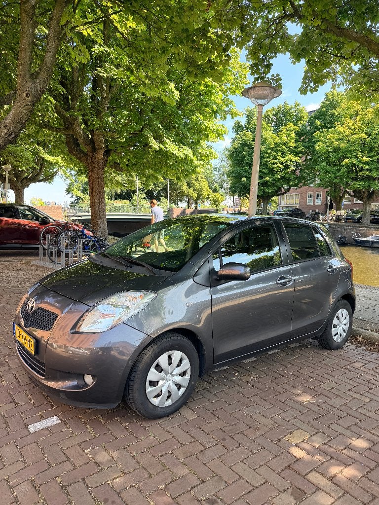 Toyota Yaris 2007 1.3 Sol | 5DRS | NAP | Leder | APK 08-2027, Auto's, Voorwielaandrijving, 40 €/maand, Zwart, 4 cilinders