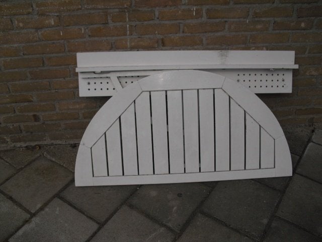 TE KOOP HALF HOUTEN BALKON TAFELTJE MET TWEE STOELTJES, Ophalen, Zo goed als nieuw, Hout, 2 zitplaatsen