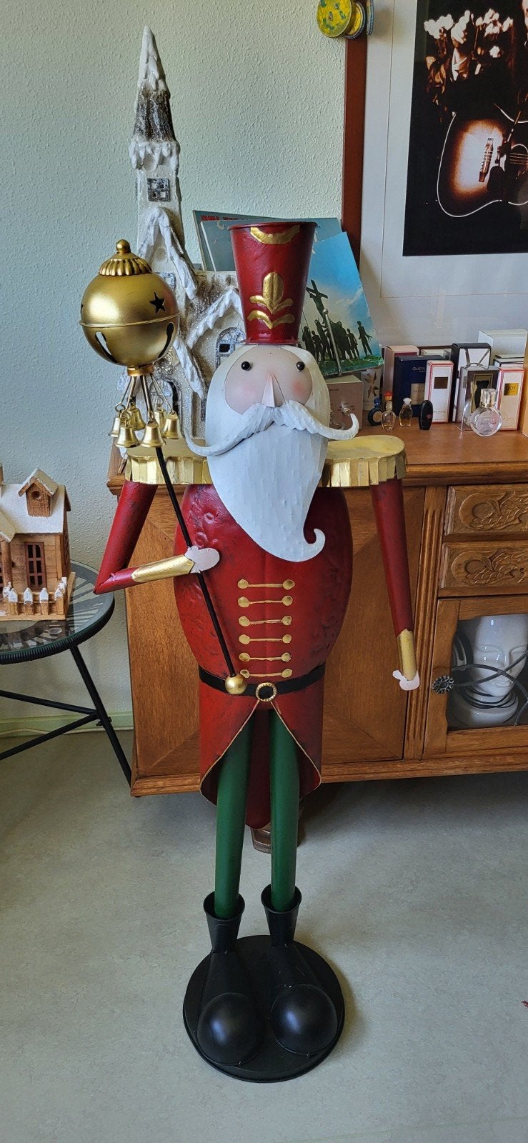 Metalen kerstman, Ophalen