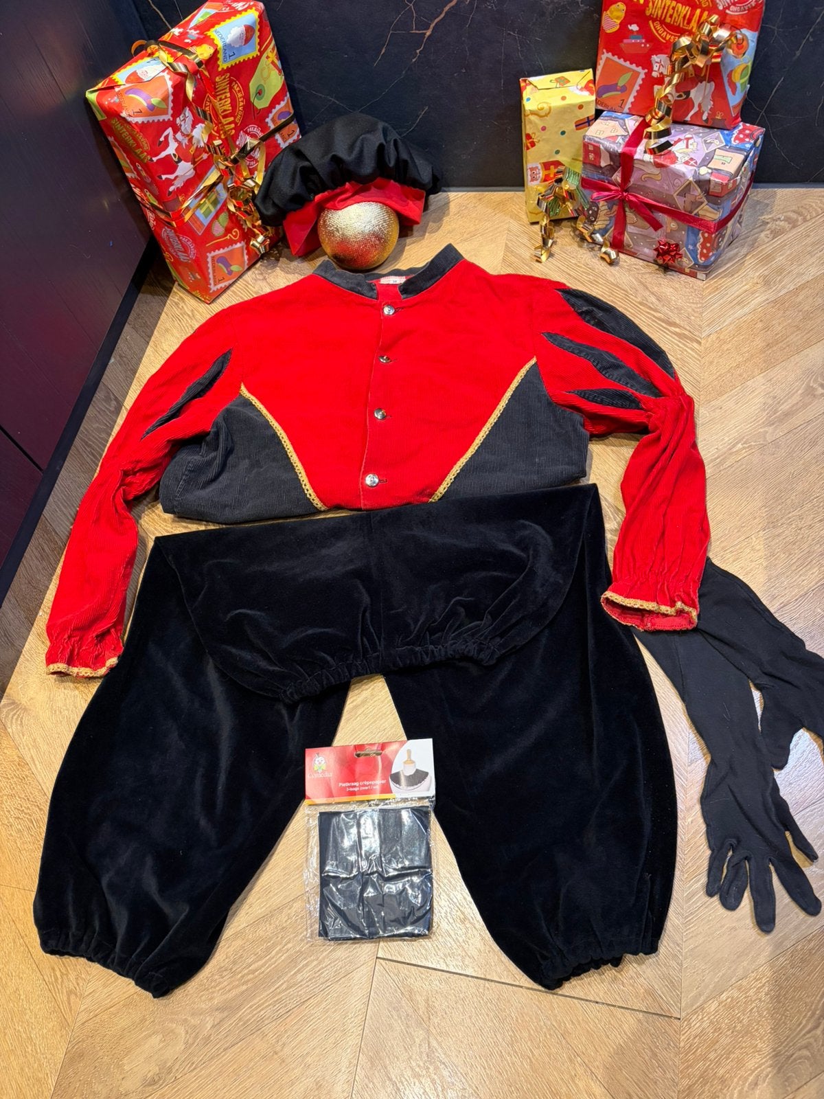 Pietenpak rood zwart maat l handgemaakt ribstof Sinterklaas, Ophalen of Verzenden, Zo goed als nieuw