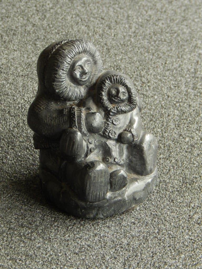 Sculptuur Inuit met kind / Edmund Wolf / Canada, Verzamelen, Ophalen of Verzenden, Gebruikt, Mens