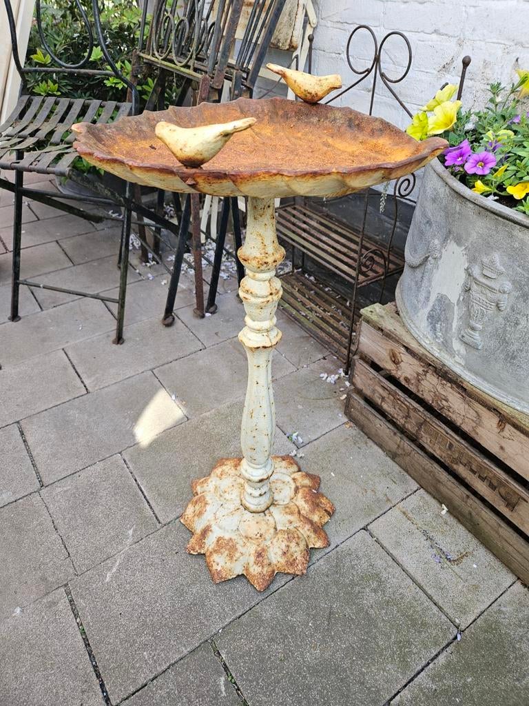 Antieke vogelbad schaal van metaal, 68 cm hoog, Tuin en Terras, Vogelhuisjes en Vogelbaden, Gebruikt, Ophalen of Verzenden