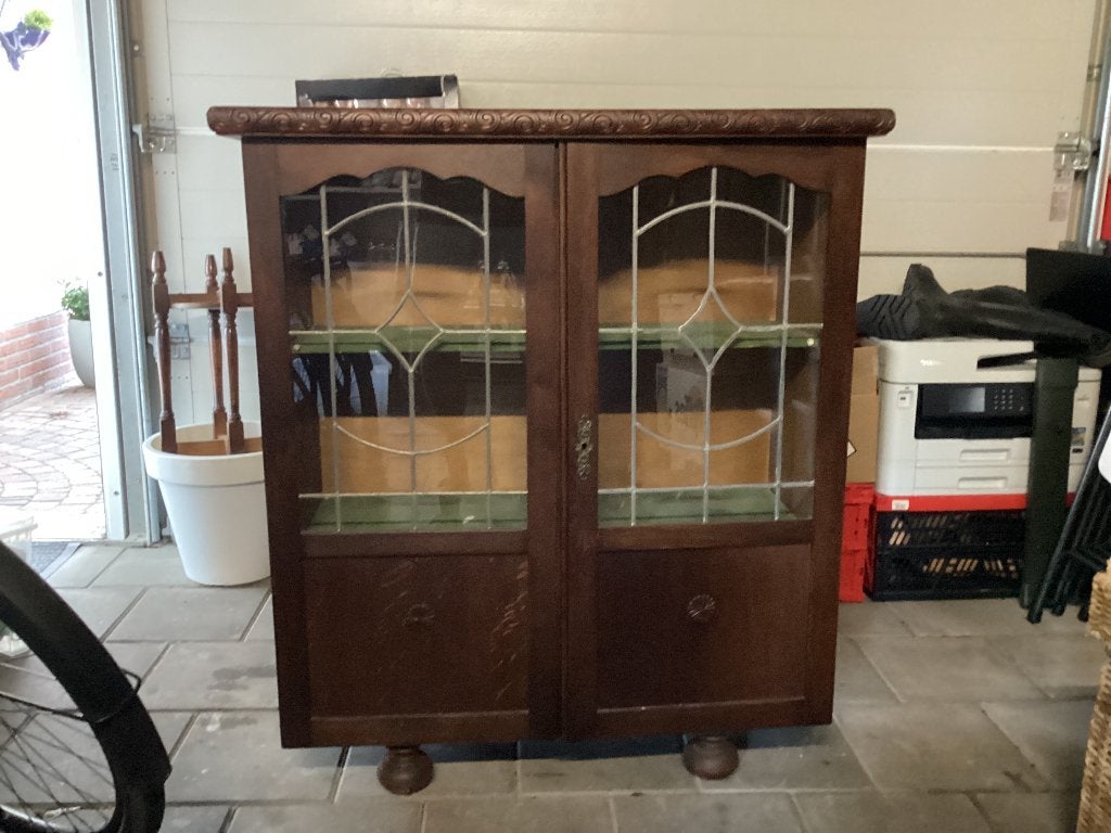 Kastje met glas in lood deurtjes, Ophalen