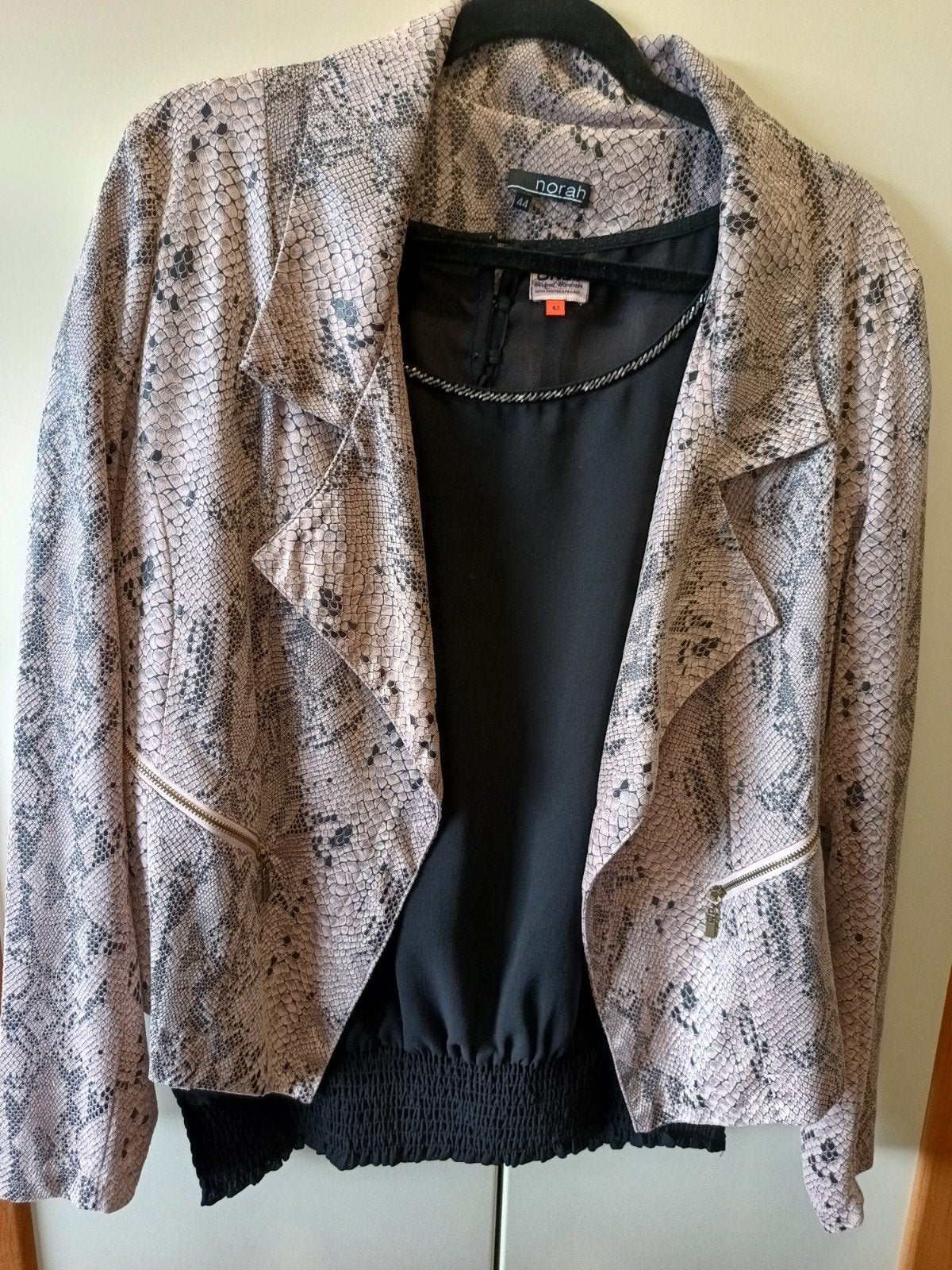 Driedelige set: Norah jasje,top, broek, Kort, Maat 42/44 (L), Ophalen of Verzenden, Norah