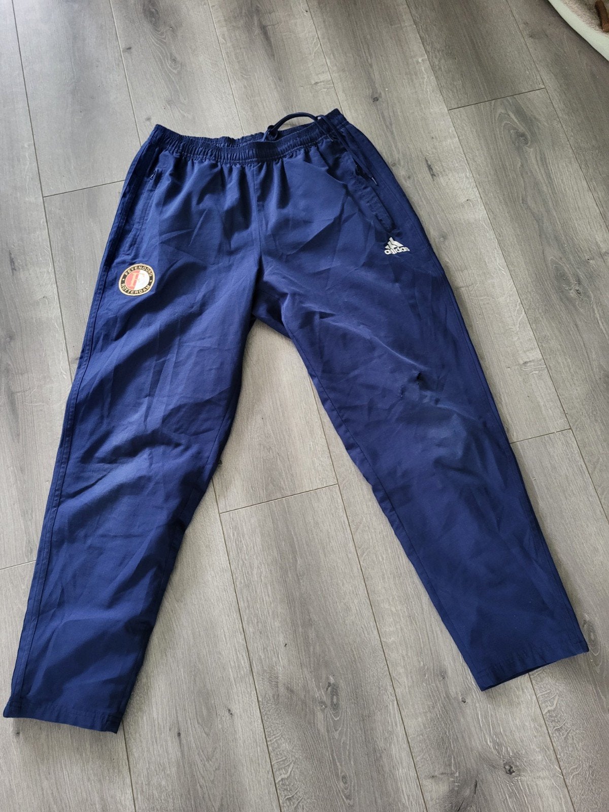 TE KOOP SPORTBROEK MAAT L VAN ADIDAS FEYENOORD, Ophalen of Verzenden, Blauw, Voetbal