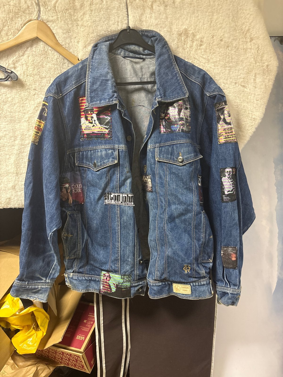 Unieke Elton John spijkerjas met patches, Ophalen of Verzenden, Gedragen, Maat 52/54 (L), Blauw