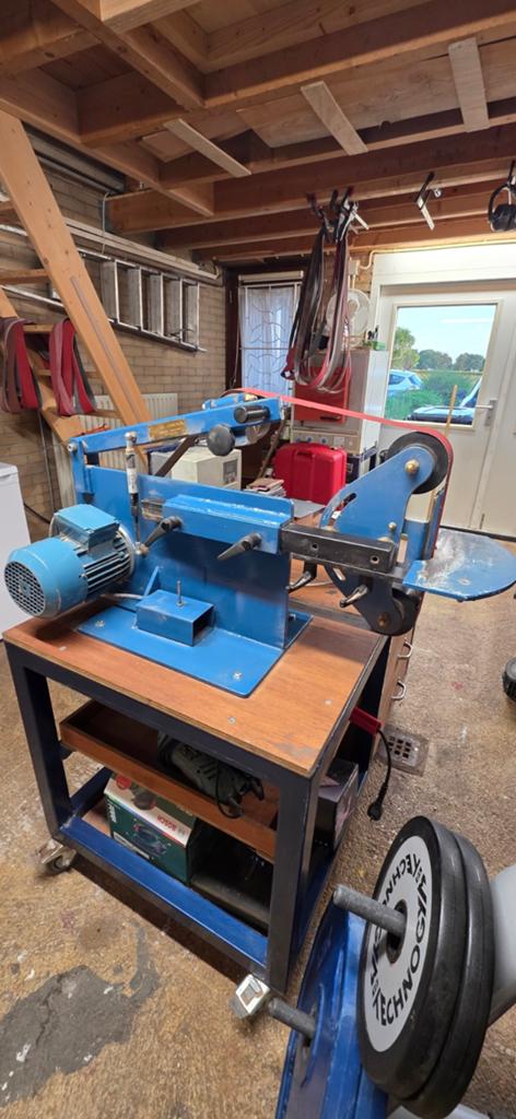 Bandschuurmachine met frequentieregelaar, Ophalen, 700 tot 1000 watt, Werkbankslijpmachine
