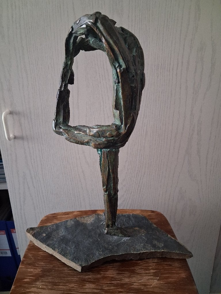 Abstract bronzen beeld op stenen sokkel, Ophalen, Handgemaakt, Brons, 20 - 50 cm