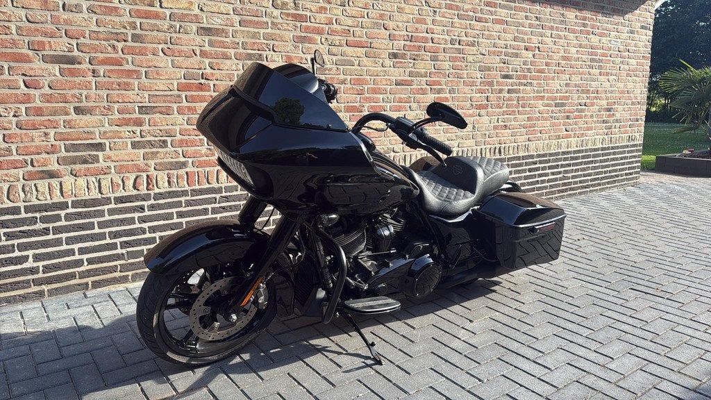 Harley Davidson Road Glide FLTRX Black Out CVO Roadglide, Motoren, Motoren | Harley-Davidson, Laan van Vredenoord 33
2289 DA  Rijswijk, NL