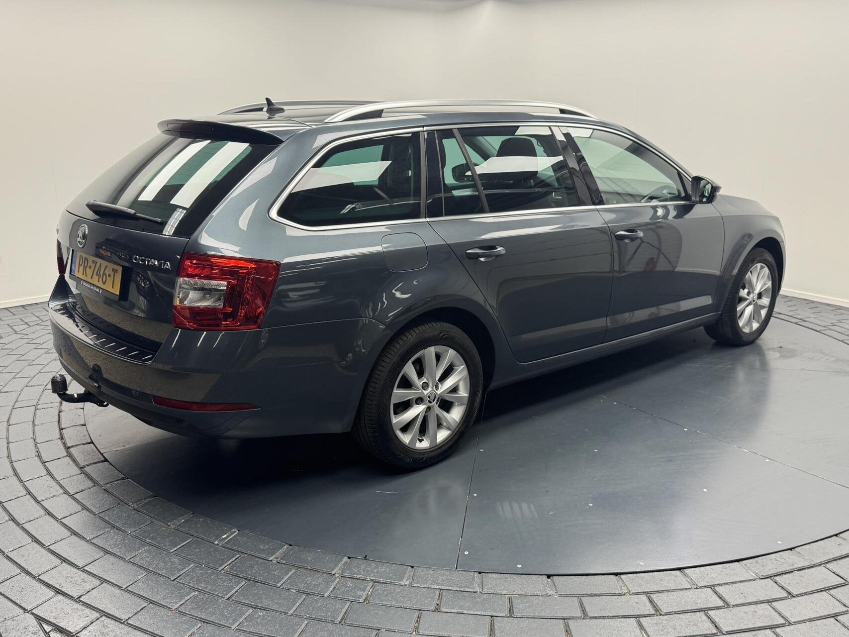 Skoda Octavia Combi 1.0 TSi Greentech Automaat-Trekhaak-Navi, Auto's, Stof, Met garantie (alle), 116 pk, Origineel Nederlands