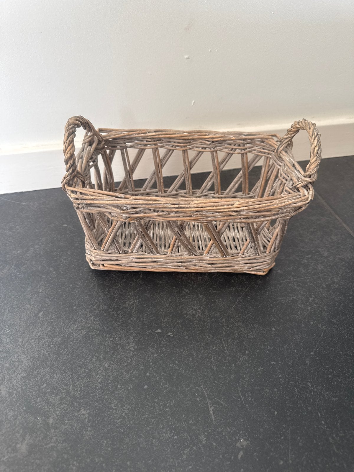 Decoratieve rieten mandje met handvatten, Ophalen, Gebruikt, Gevlochten, Mand