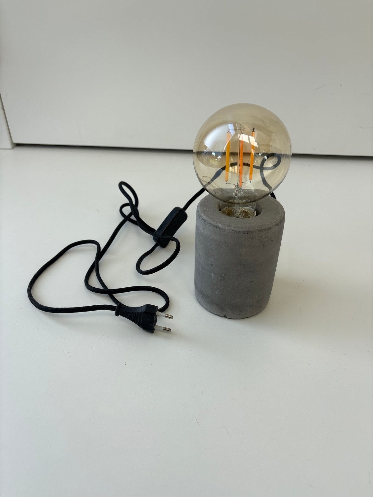 Betonnen tafellamp met E27 fitting en LED filament lamp, Overige merken, Grijs, Zo goed als nieuw, Modern