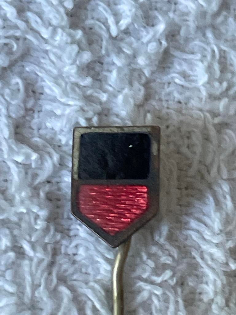 Vintage Speldje Zwart Rood Emaille, Ophalen of Verzenden, Gebruikt, Overige onderwerpen, Speldje of Pin