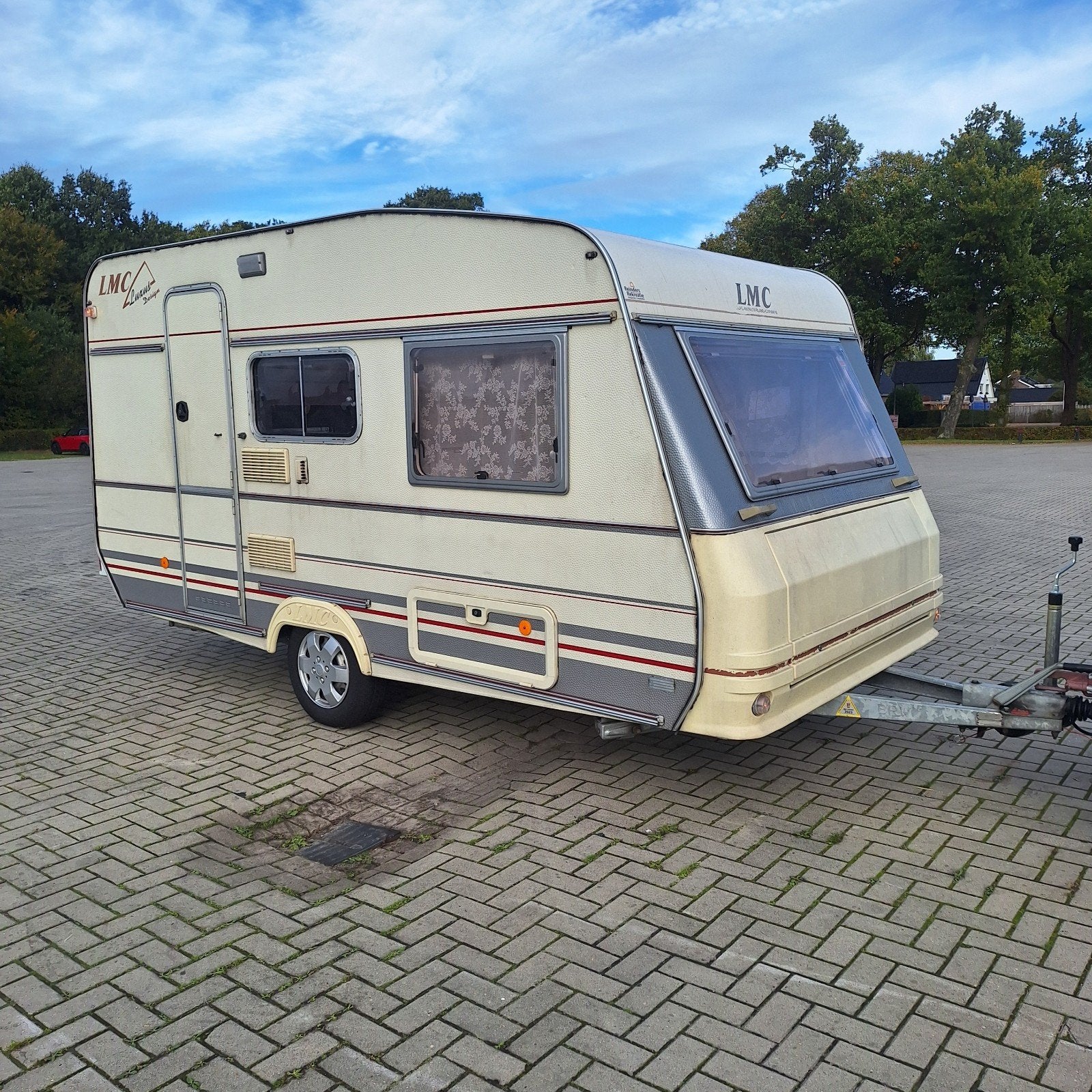 LMC Luxus 390, Voortent+Luifel, Stapelbed, Bovag 2023, Voortentlamp, Bedrijf, Treinzit, 750 - 1000 kg