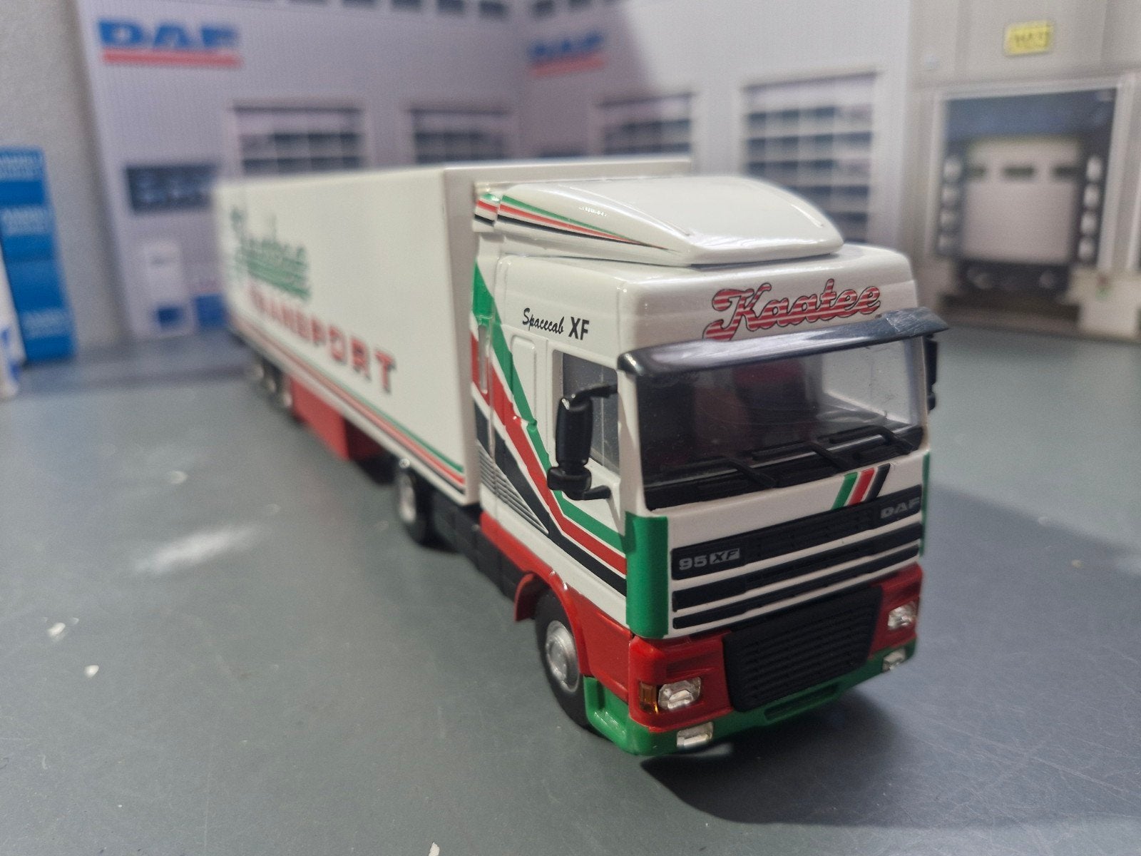 Daf  95 xf kaatee transport, Hobby en Vrije tijd, Modelauto's | 1:50, Ophalen of Verzenden, Zo goed als nieuw, Bus of Vrachtwagen