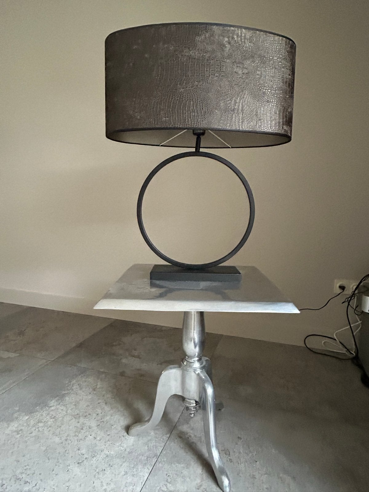 Zilveren vierkante bijzettafel, 61 cm hoog, Ophalen, Minder dan 55 cm, Metaal of Aluminium, Vierkant