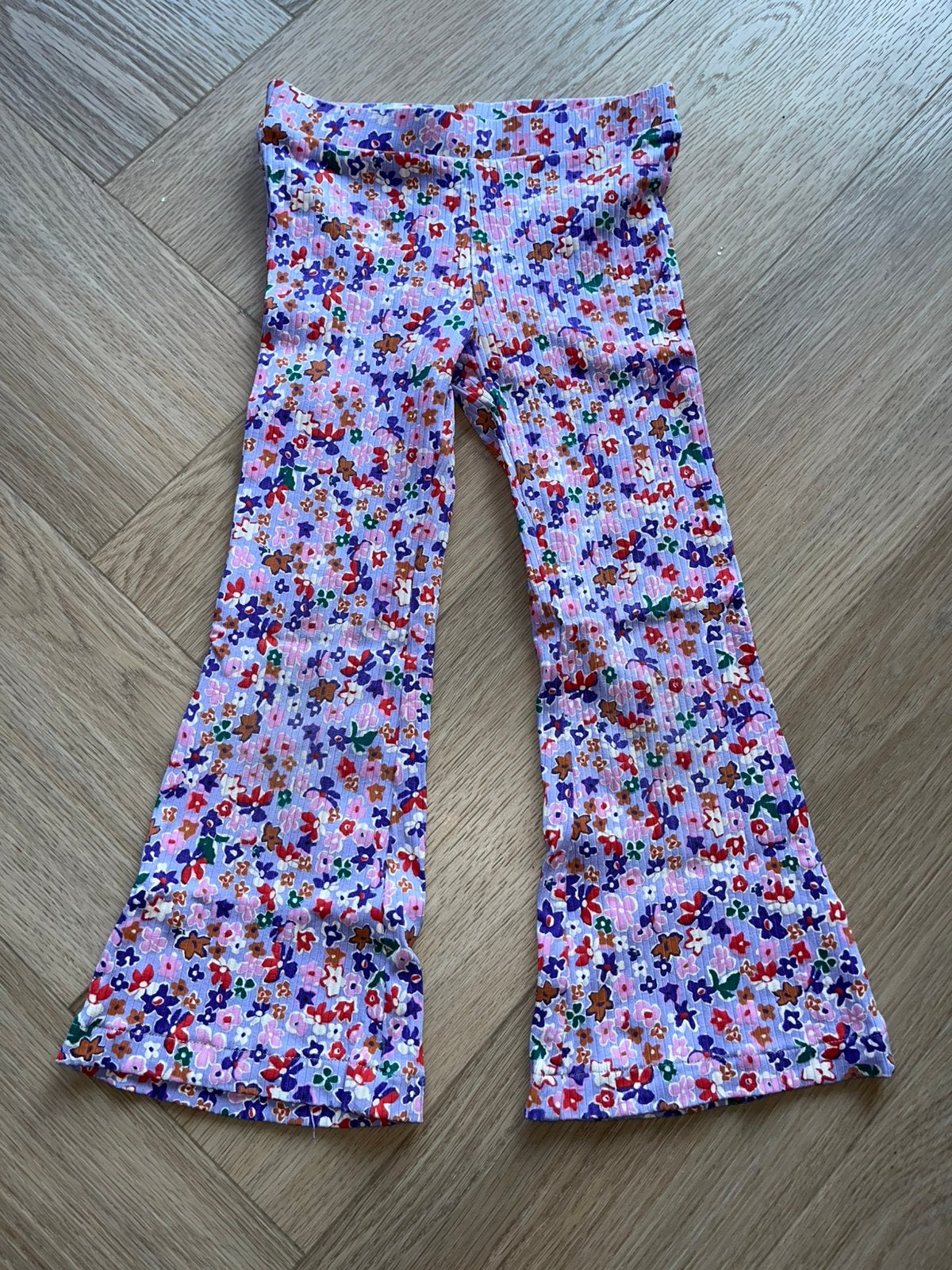 Flared broek mt 98-104 bloemen, Ophalen of Verzenden, Zo goed als nieuw, Meisje, Broek