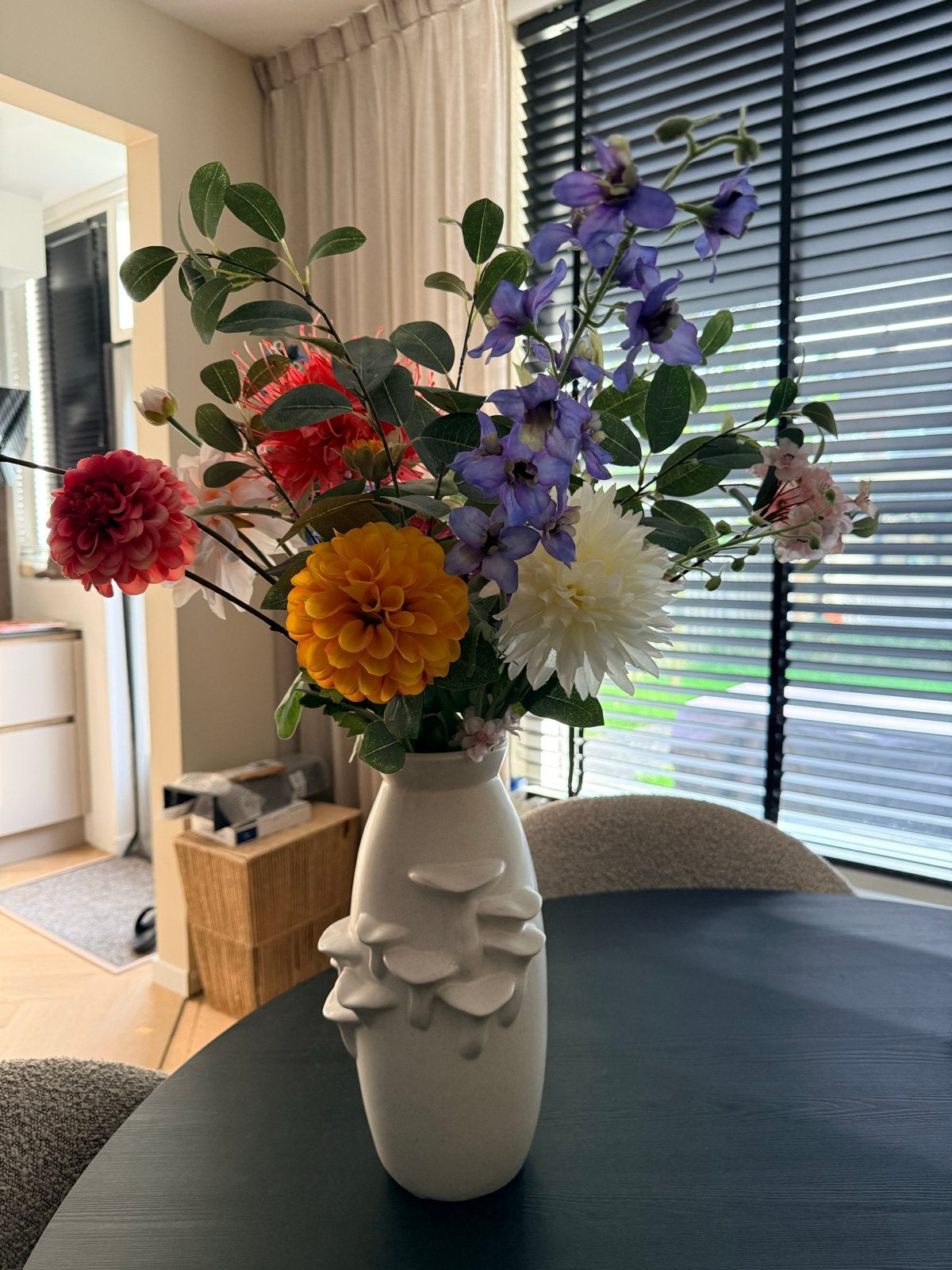 Vaas met kunstbloemen - Nieuwstaat, Huis en Inrichting, Woonaccessoires | Vazen, Ophalen, Overige kleuren, 50 tot 75 cm, Aardewerk of Porselein