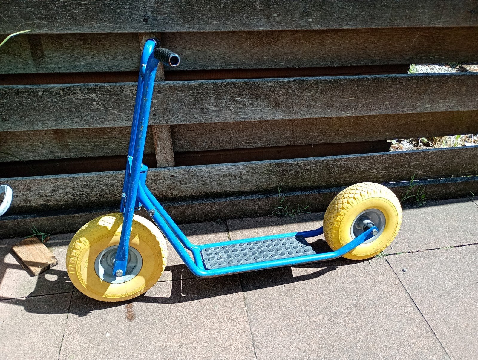 Berg step - Stevige blauwe step met gele wielen, Fietsen en Brommers, Steps, Ophalen, Gebruikt, Gewone step, Berg
