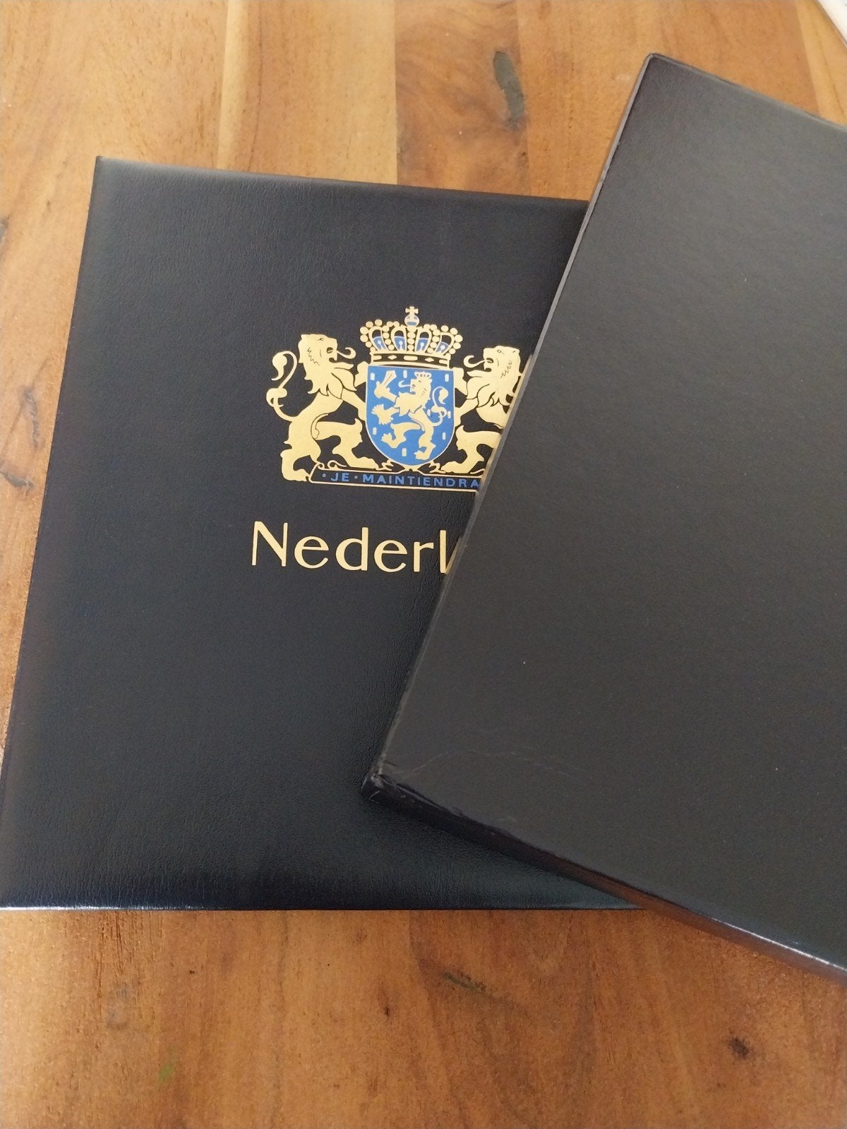 Luxe Davo (3) album gevuld met alleen A Bladen en V bladen., Postzegels en Munten, Ophalen of Verzenden, Nederland