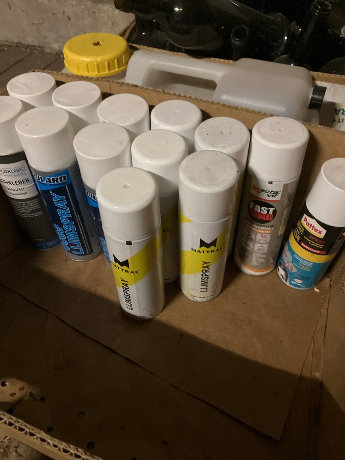 Diverse spuitbussen: lijmspray 13 bussen, Gebruikt, Overige kleuren, Ophalen of Verzenden, Verf