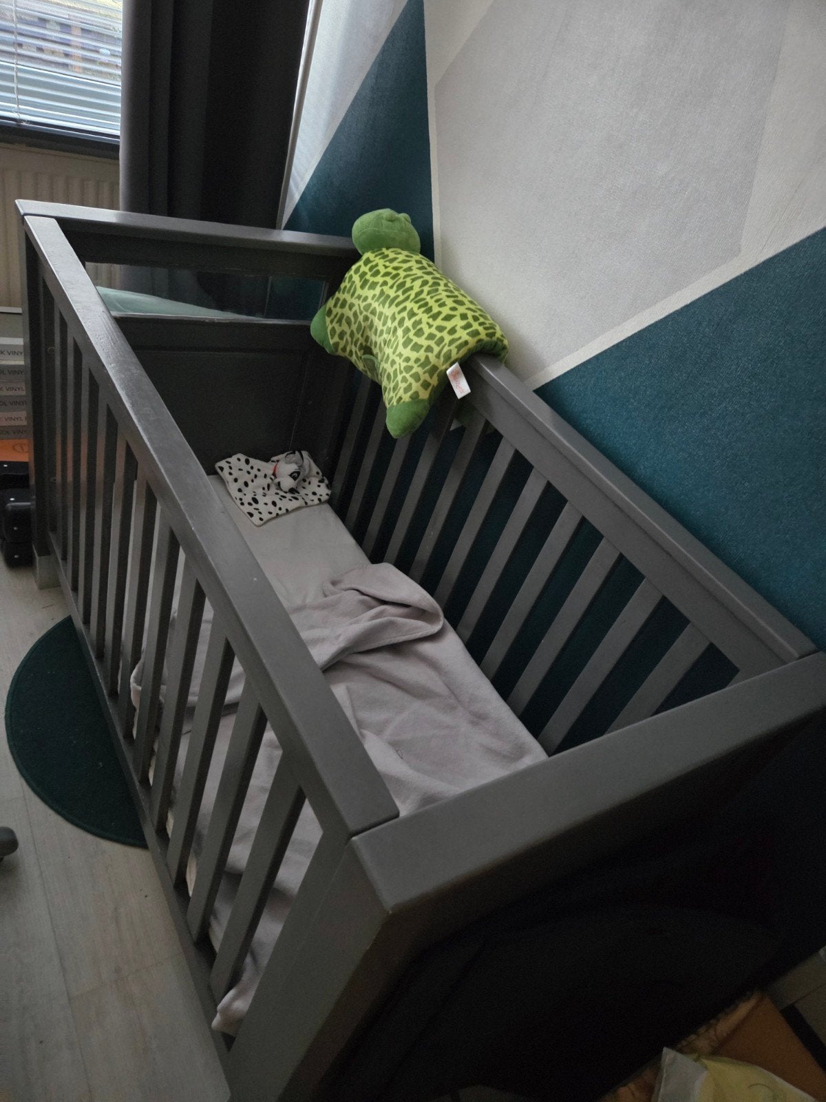 Donkergrijs ledikantje en commode, Ophalen, Overige maten, Hout, Verstelbaar