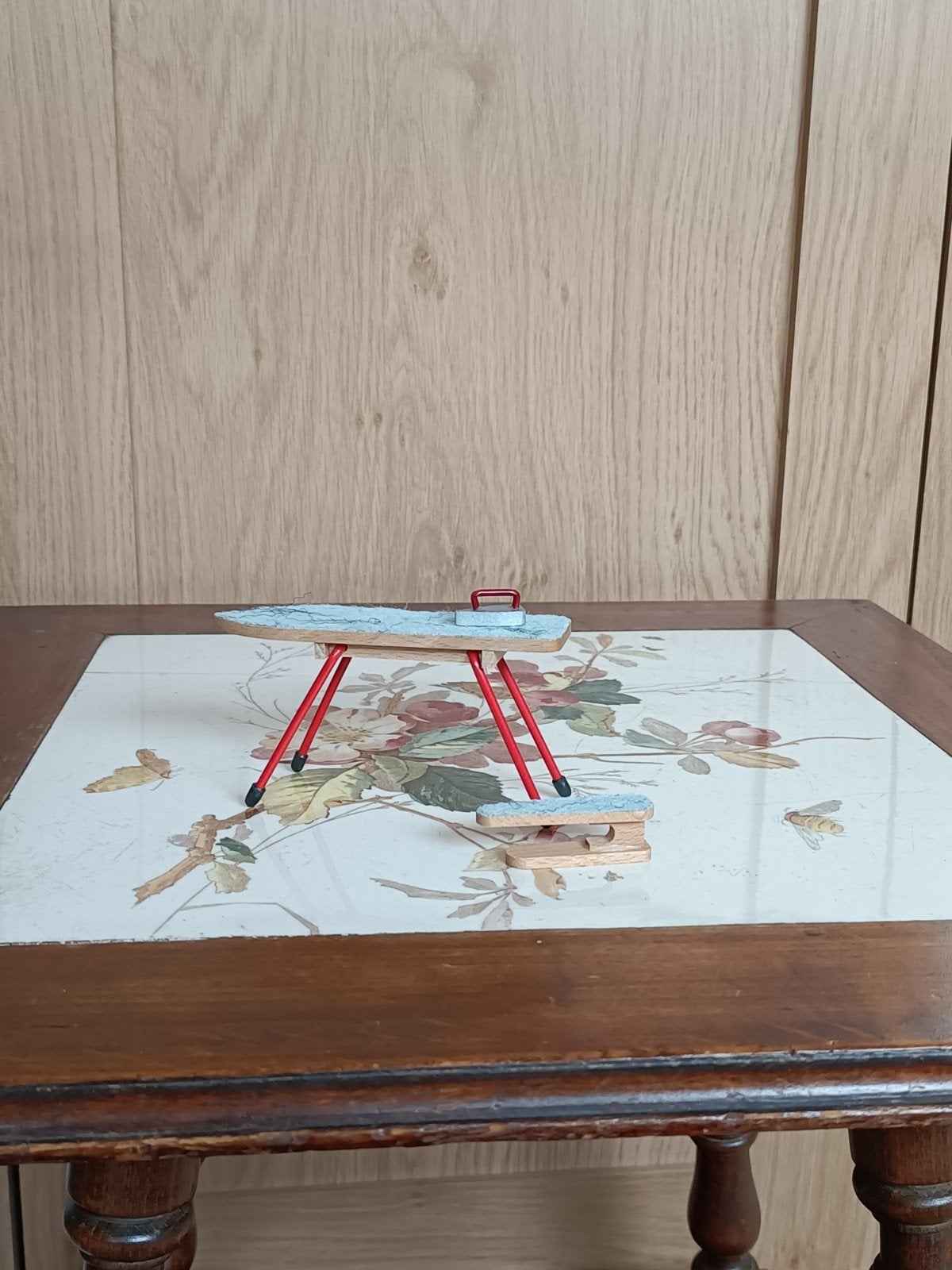 Bodo Hennig strijkplank met toebehoren poppenhuis, Verzenden, Zo goed als nieuw, Poppenhuis