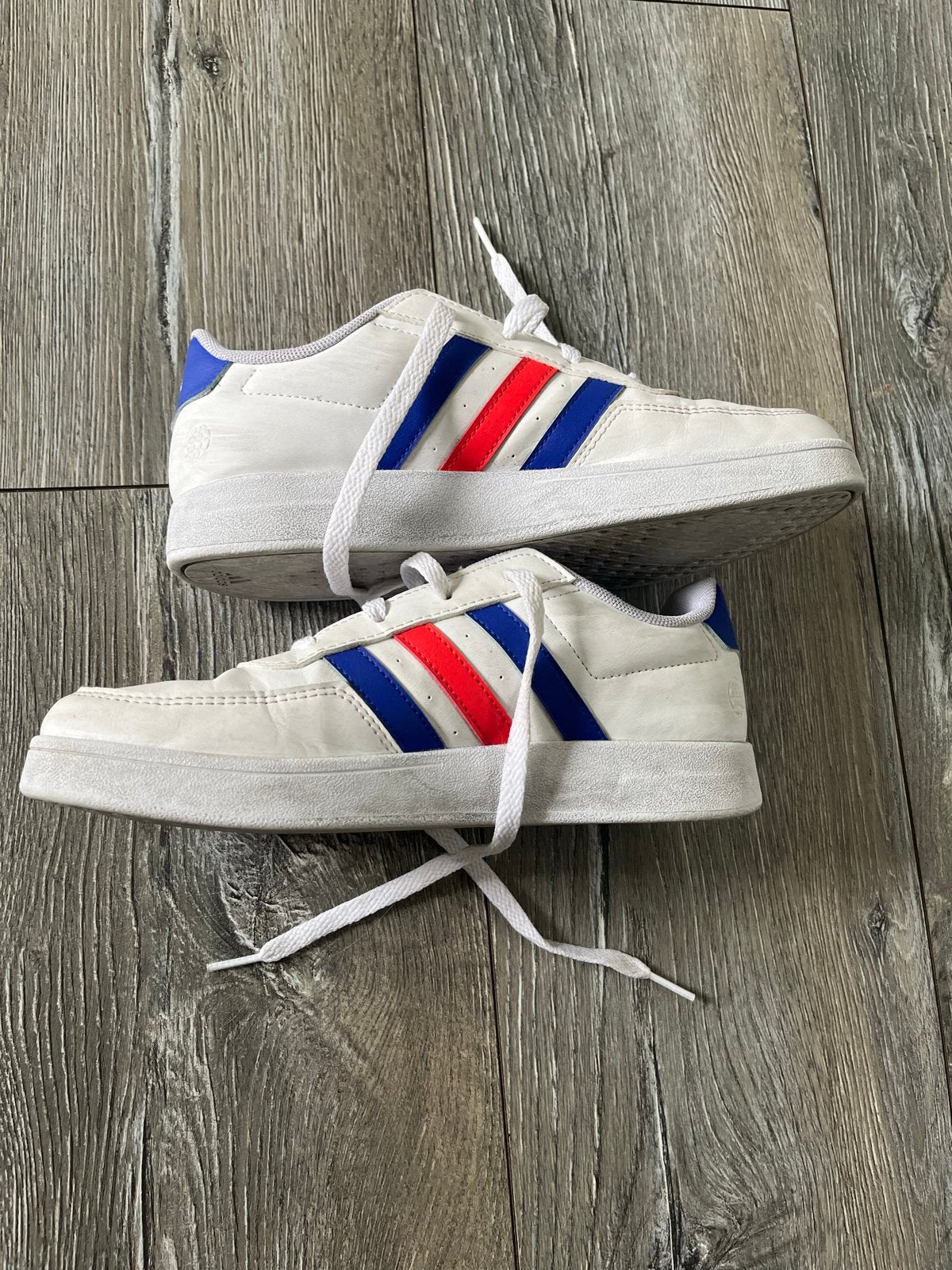 Adidas sneakers maat 38 - Wit met blauw/rood, Ophalen of Verzenden, Gedragen, Wit, Sneakers of Gympen