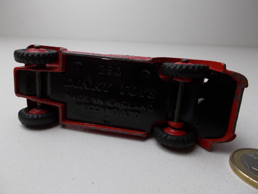 1955 Dinky Toys 250 STREAMLINED FIRE ENGINE (-C-), Ophalen of Verzenden, Gebruikt, Bus of Vrachtwagen, Dinky Toys