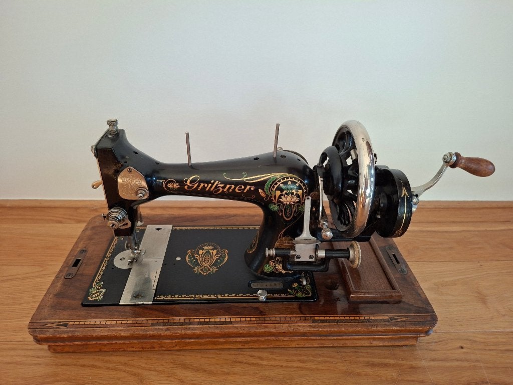 Antieke handslinger naaimachine, Ophalen