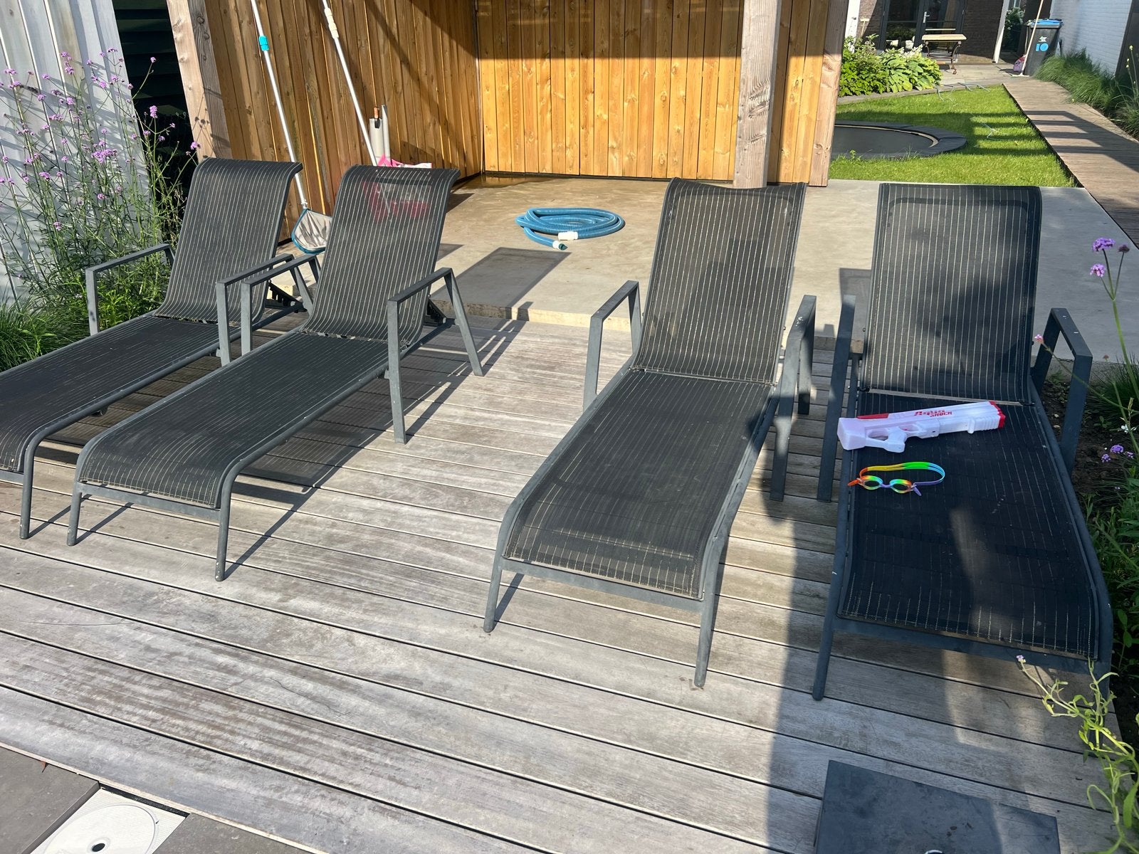 4 comfortabele zonnebedden met kleine gebruikssporen, Tuin en Terras, Ophalen, Gebruikt, Metaal, Verstelbaar