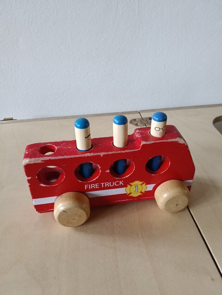 Houten brandweerwagen met poppetjes die eruit springen, Ophalen of Verzenden, Gebruikt, Rij- of Hobbelspeelgoed
