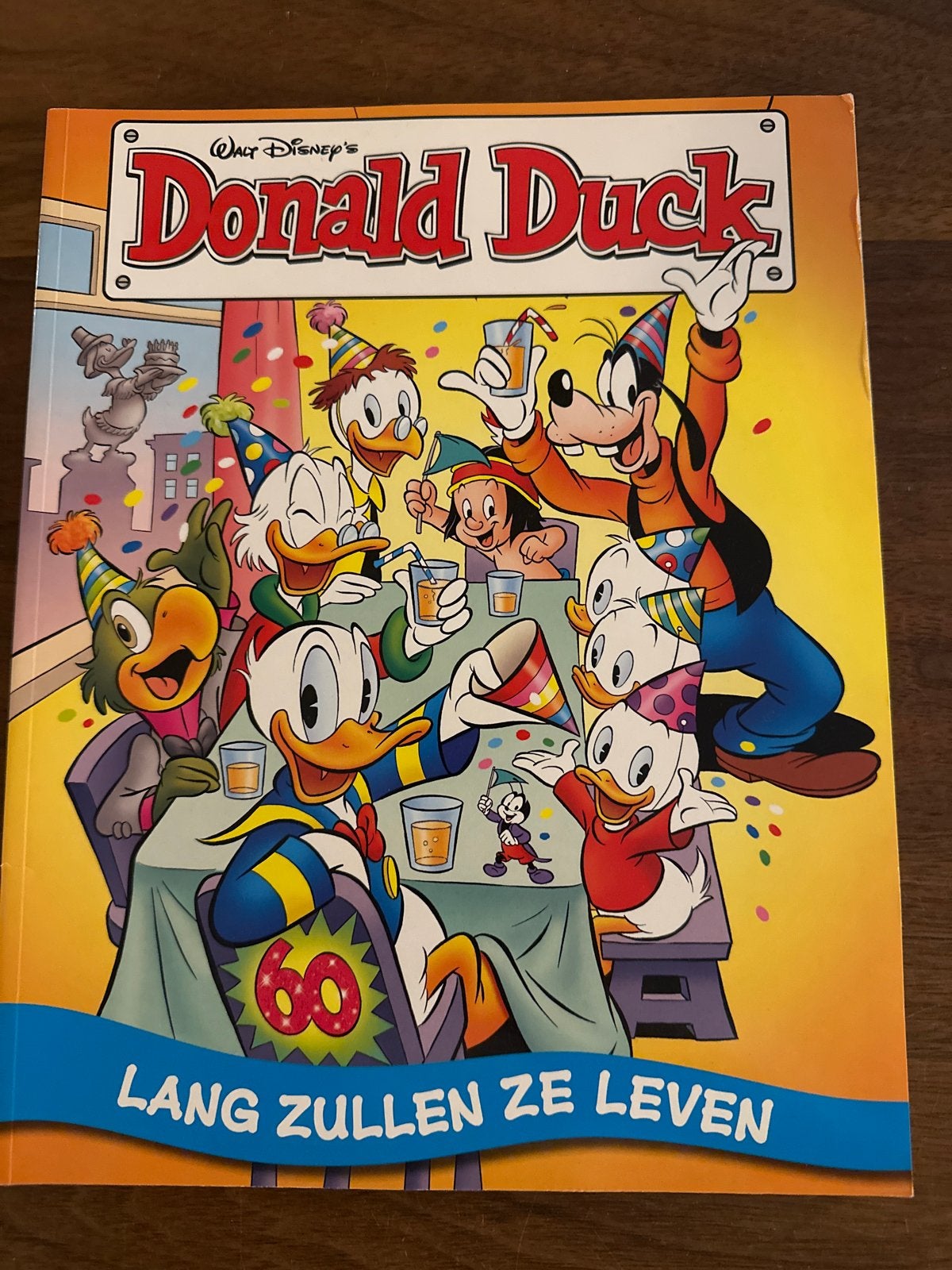 Donald Duck 60 jaar: Lang Zullen Ze Leven - Jubileumalbum, Eén stripboek, Ophalen of Verzenden, Zo goed als nieuw