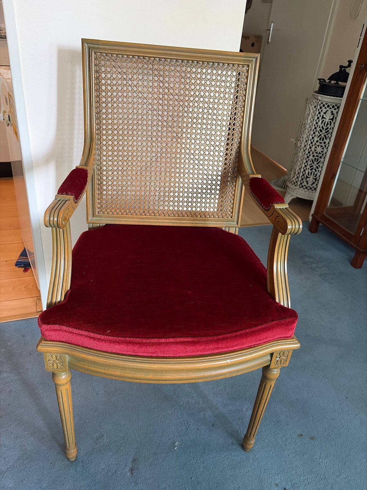 Klassieke fauteuil met rotan rugleuning en rood fluweel, Ophalen
