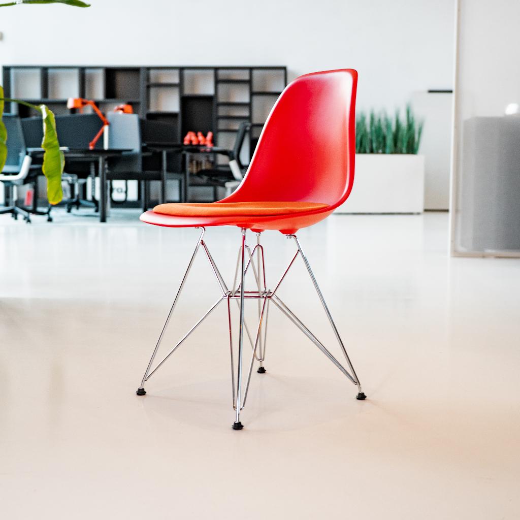 VITRA EAMES PLASTIC CHAIR DSR GESTOFFEERDE ZITTING Stoel, Ophalen, Gebruikt, Eén, Metaal