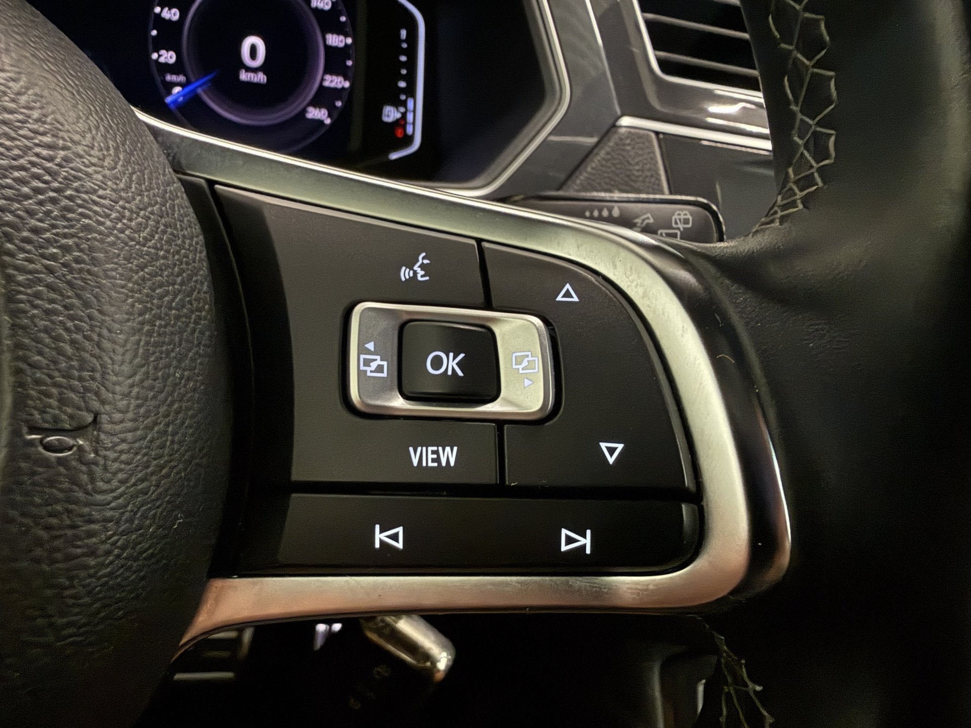 Foto 29 van Volkswagen Tiguan 2.0 TSI 4Motion 3x R-Line BLACK PANO/VOL-L