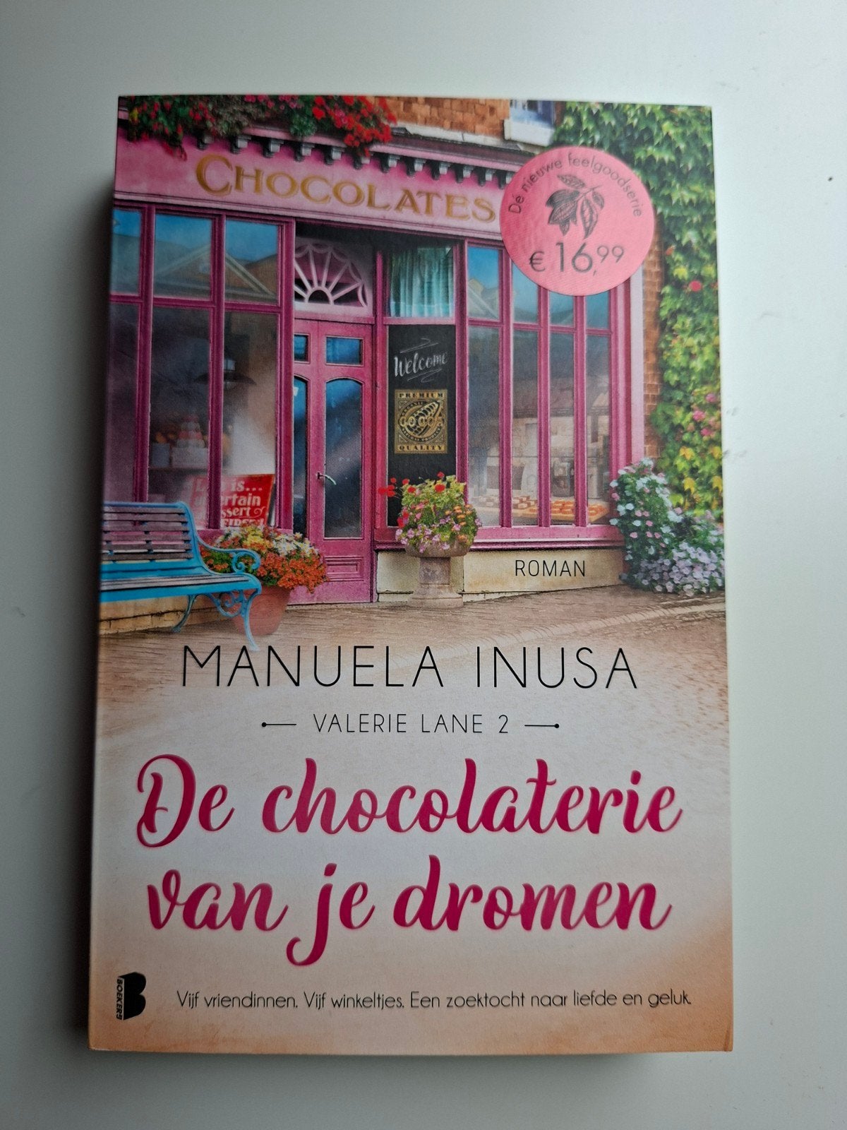 De chocolaterie van je dromen - Manuela Inusa, Boeken, Romans, Zo goed als nieuw, Nederland, Ophalen of Verzenden