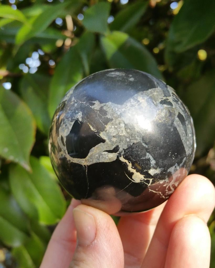 zwarte serpentijn bol Peru 5,5 cm, Ophalen of Verzenden, Mineraal