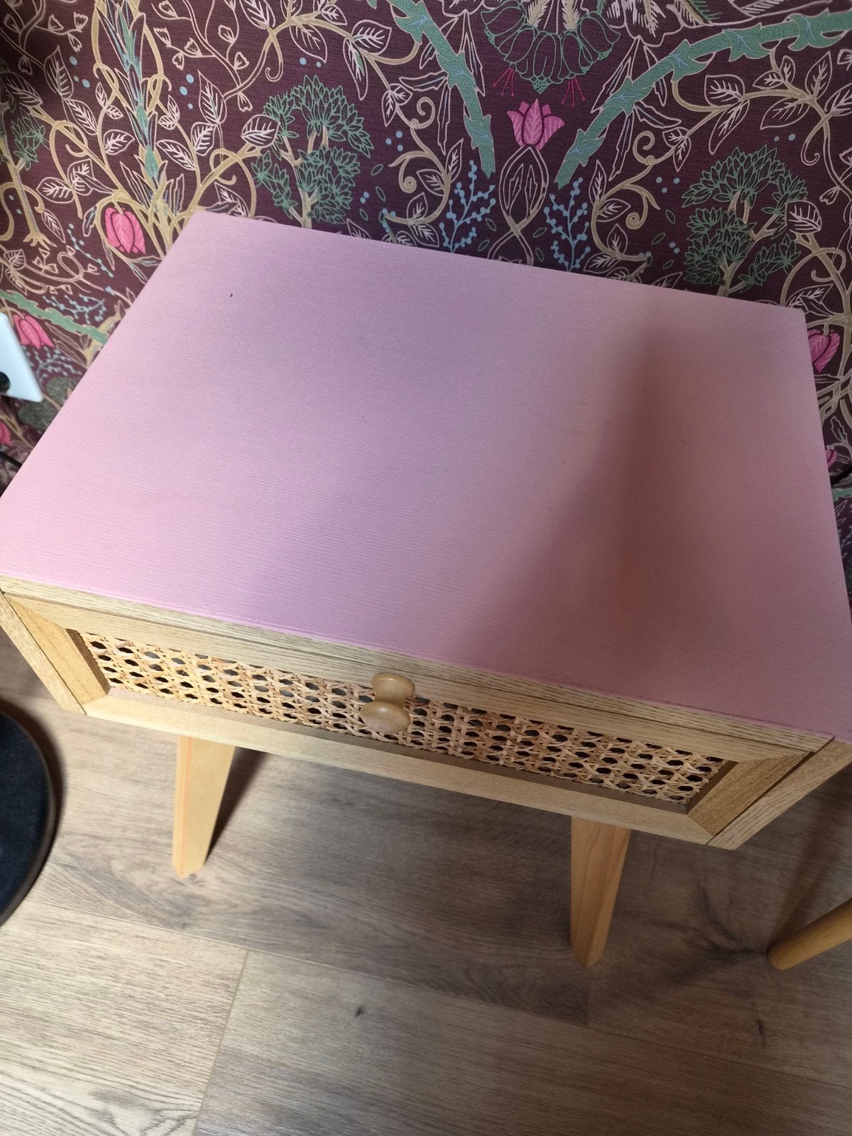 Nachtkastje met lade en rotan front - Roze/Hout, Zo goed als nieuw, 45 tot 65 cm, Hout, 55 tot 70 cm