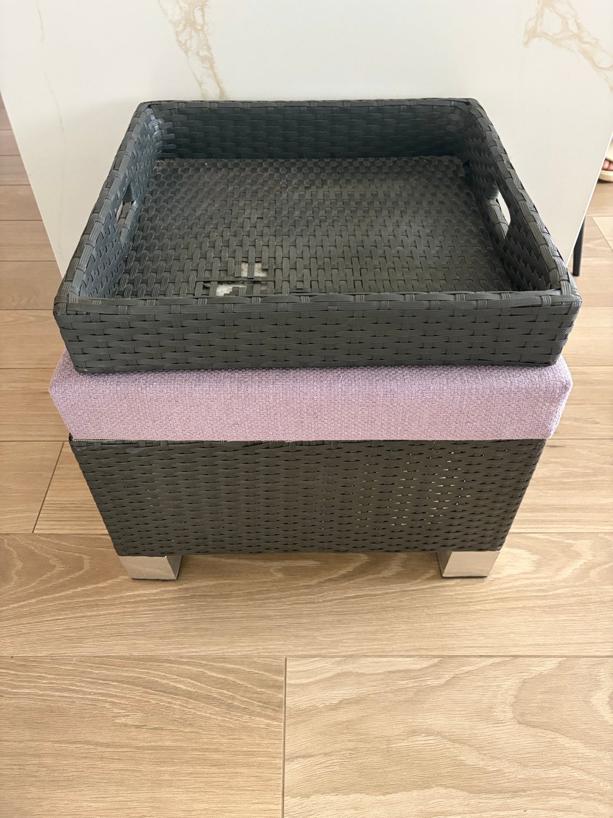 Wicker hocker met kussen en dienblad, Ophalen, Gebruikt